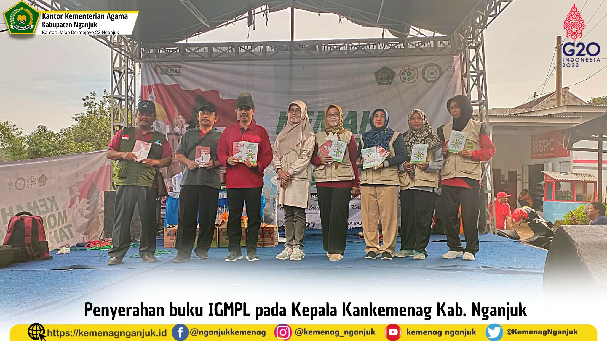 Penyerahan buku IGMPL pada Kepala Kankemenag Kab. Nganjuk