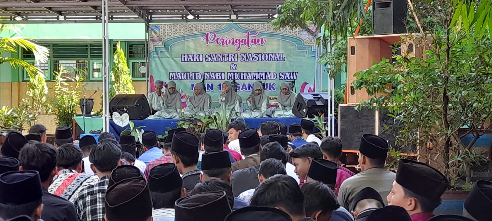 MAN 1 Nganjuk Menggelar Peringatan Maulid Nabi Muhammad SAW dan Hari Santri