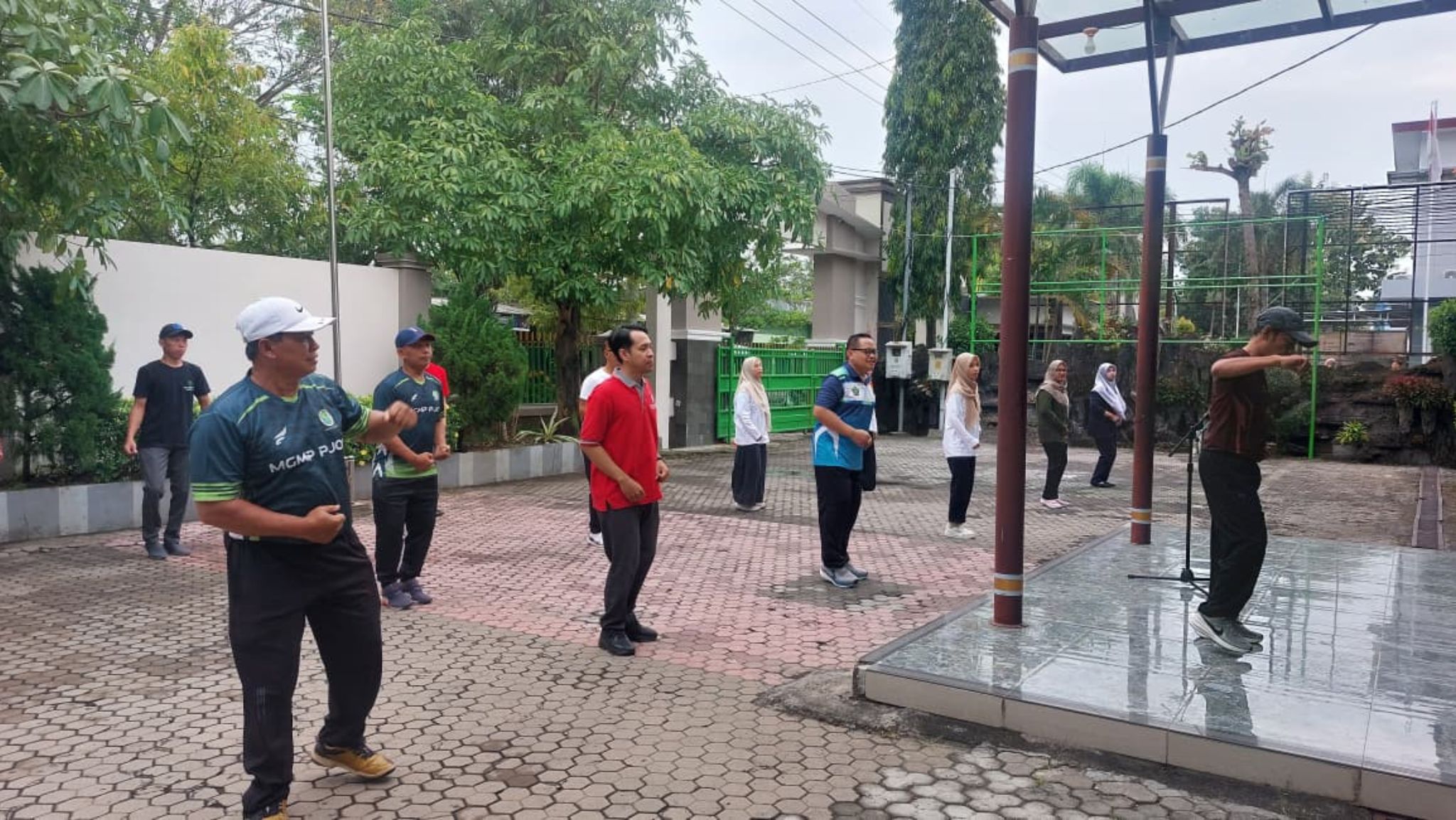 Rabu Sehat Perdana, Kemenag Nganjuk Gelar Senam Bersama Dipimpin Guru PJOK MTsN 7 Nganjuk