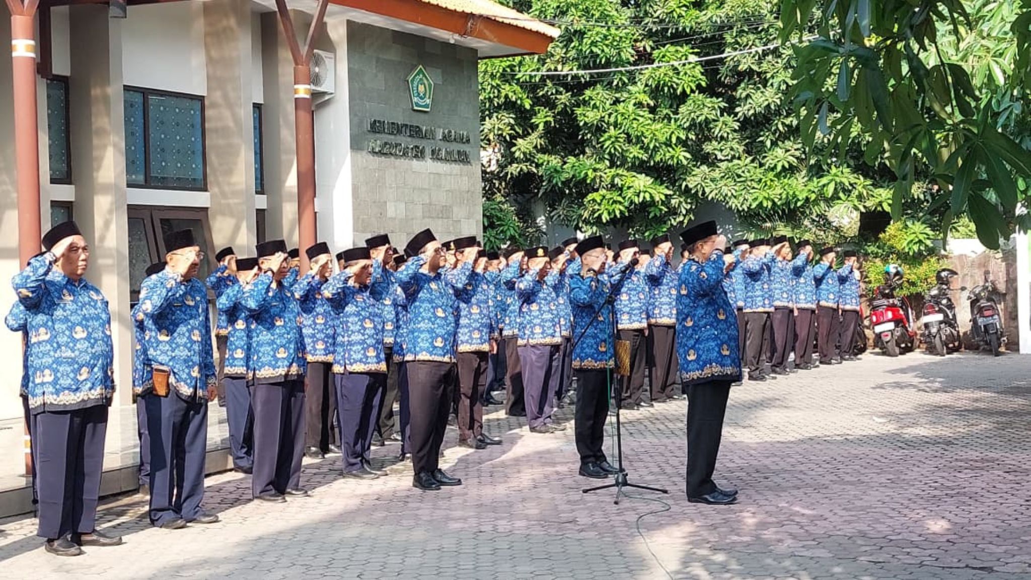 ASN Kemenag Nganjuk Laksanakan Apel Hormat Bendera 17 September 2025
