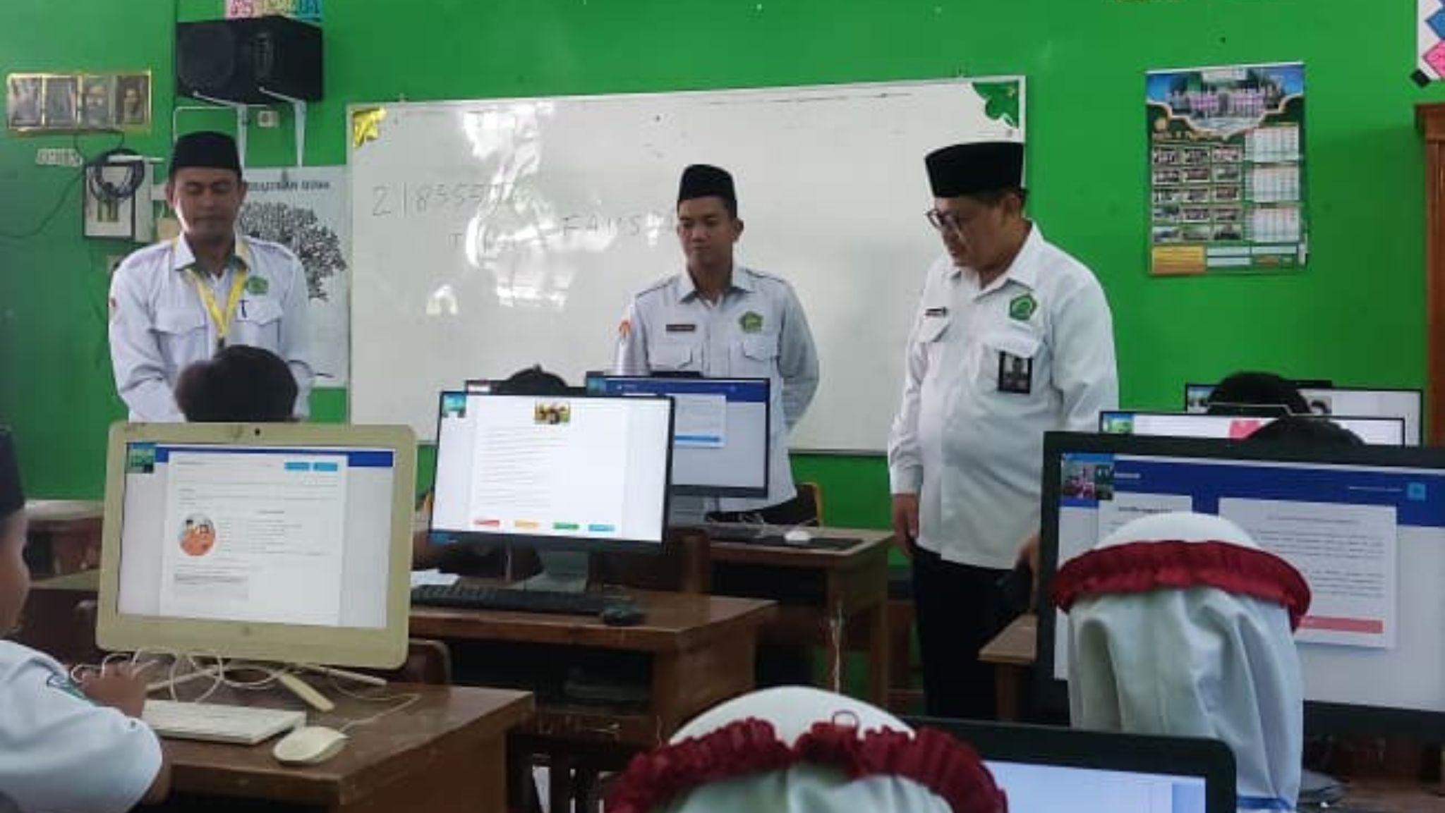 Kakankemenag Nganjuk Pastikan Sukses Pelaksanaan ANBK di MIN 11 Nganjuk