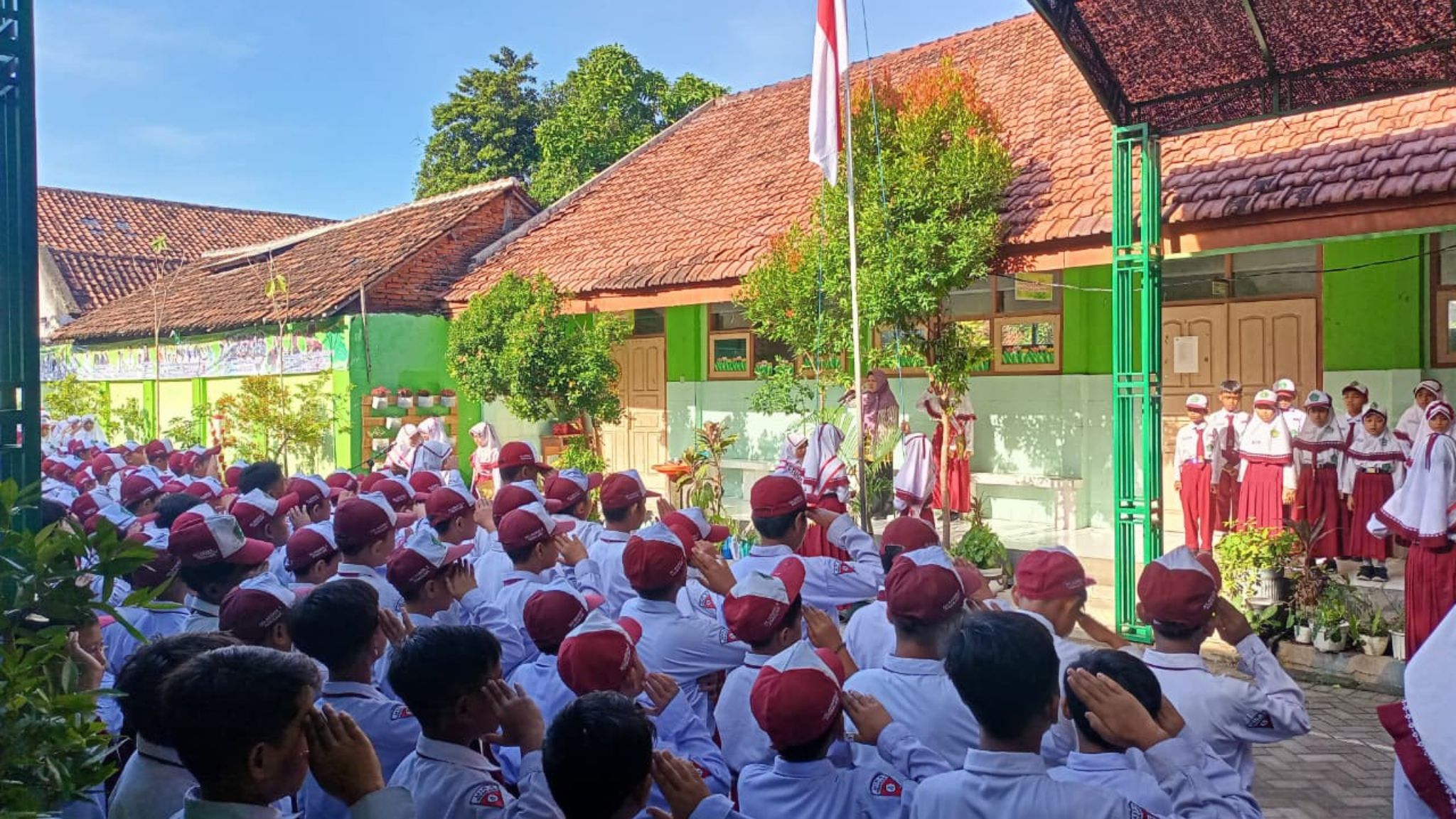 MIN 4 Nganjuk Peringati Hari Guru Nasional dengan Upacara Khidmat