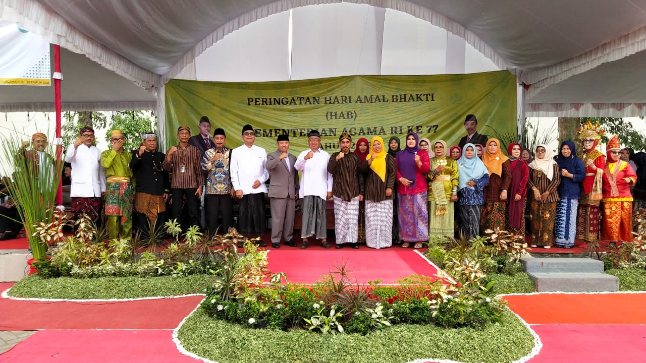 Penuh Semangat, Upacara HAB ke-77 ASN Kemenag Nganjuk Pakai Baju Adat